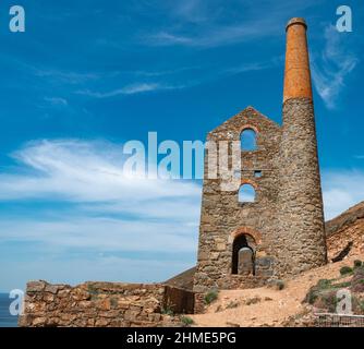 Antico mattone storico costruito resti e reliquia dell'industria mineraria della Cornovaglia, sulla scogliera della costa settentrionale, ha dichiarato patrimonio dell'umanità dell'UNESCO status.ruins di t. Foto Stock