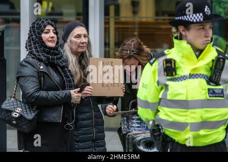 Londra, Regno Unito. 09th Feb 2022. I manifestanti, tra cui Piers Corbyn, si trasferono dal Parlamento al Ministero degli interni per chiedere le dimissioni di Priti Patel. Credit: Imagplotter/Alamy Live News Foto Stock