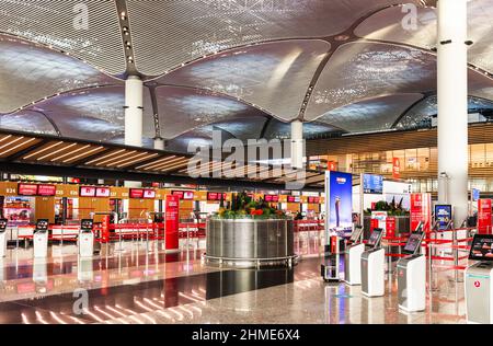 Istanbul, Turchia – 22 novembre 2021: Terminal dell'aeroporto di New Istanbul (İstanbul Havalimanı), area check-in della Turkish Airlines Foto Stock