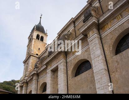 Chiesa Collegiata di Santa Maria Assunta in Arco, risalente al 9th secolo, nella pianura settentrionale del Garda in Trentino-Alto Adige, nel nord-est dell'Italia Foto Stock