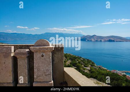 Baska, Croazia - 4th settembre 2021. Tombe nei terreni della Chiesa di San Giovanni Battista su una collina sopra Baska, isola di Krk, Primorje-Gorski Kotar County Foto Stock