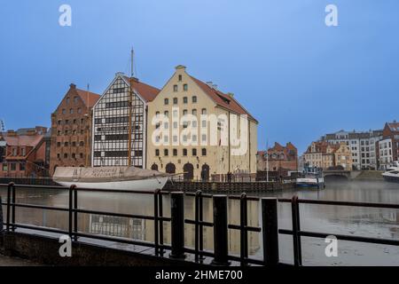 31 dicembre 2021 - Danzica, Polonia: Vista del vecchio porto di Danzica Foto Stock