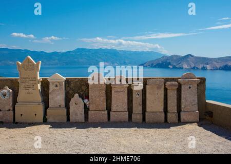 Baska, Croazia - 4th settembre 2021. Tombe nei terreni della Chiesa di San Giovanni Battista su una collina sopra Baska, isola di Krk, Primorje-Gorski Kotar County Foto Stock