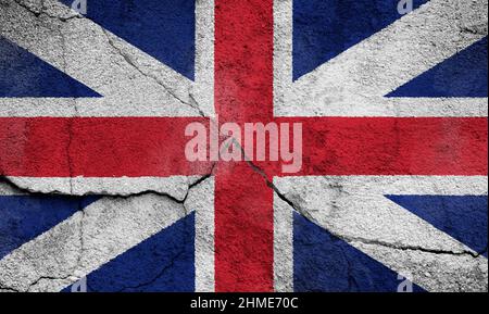 Foto full frame di una bandiera inglese (Regno Unito, Regno Unito) danneggiata (Union Jack) dipinta su una parete incrinata. Foto Stock