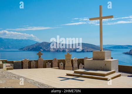 Baska, Croazia - 4th settembre 2021. Tombe nei terreni della Chiesa di San Giovanni Battista su una collina sopra Baska, isola di Krk, Primorje-Gorski Kotar County Foto Stock