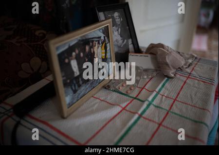 All'interno della casa di Baba Gania, uno dei più famosi resettlers di Chernobyl, a Kupovate, in Ucraina, vicino alla centrale nucleare di Chernobyl. Foto Stock