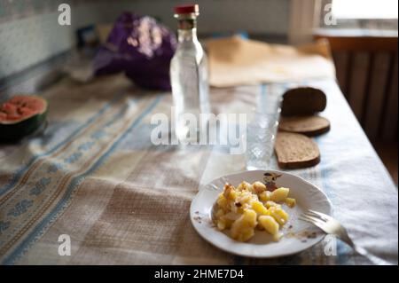 All'interno della casa di Baba Gania, uno dei più famosi resettlers di Chernobyl, a Kupovate, in Ucraina, vicino alla centrale nucleare di Chernobyl. Foto Stock