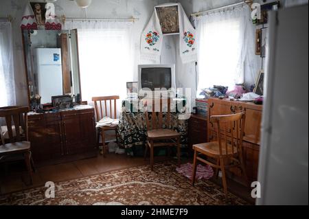 All'interno della casa di Baba Gania, uno dei più famosi resettlers di Chernobyl, a Kupovate, in Ucraina, vicino alla centrale nucleare di Chernobyl. Foto Stock