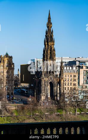 Vista sui Princes Street Gardens con il monumento Scott in giornata di sole con cielo blu, Edimburgo, Scozia, Regno Unito Foto Stock