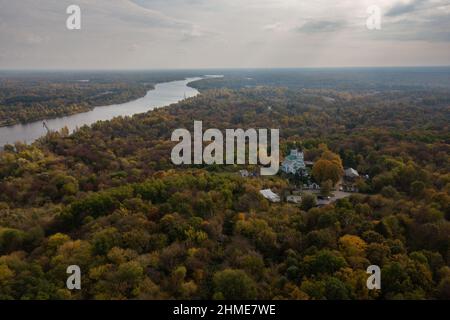 Vista aerea del fiume Pripyat e della foresta circostante da Chernobyl, Ucraina, vicino alla centrale nucleare di Chernobyl. Foto Stock