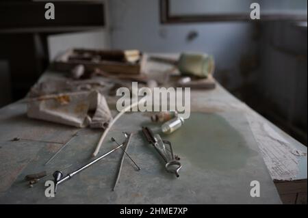 Nell'ospedale di Pripyat, in Ucraina, vicino alla centrale nucleare di Chernobyl, continua a decadere un vasto assortimento di medicinali, mobili e attrezzature mediche. Foto Stock