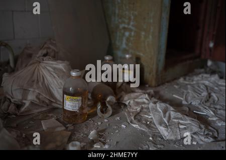 Nell'ospedale di Pripyat, in Ucraina, vicino alla centrale nucleare di Chernobyl, continua a decadere un vasto assortimento di medicinali, mobili e attrezzature mediche. Foto Stock