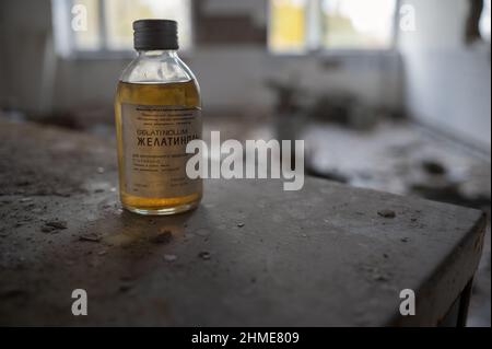 Nell'ospedale di Pripyat, in Ucraina, vicino alla centrale nucleare di Chernobyl, continua a decadere un vasto assortimento di medicinali, mobili e attrezzature mediche. Foto Stock