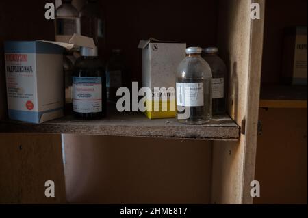 Nell'ospedale di Pripyat, in Ucraina, vicino alla centrale nucleare di Chernobyl, continua a decadere un vasto assortimento di medicinali, mobili e attrezzature mediche. Foto Stock