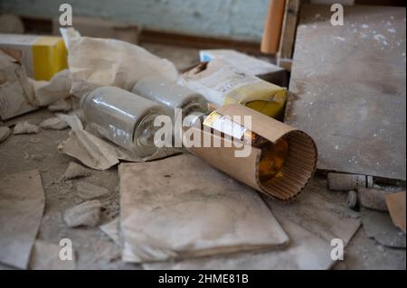 Nell'ospedale di Pripyat, in Ucraina, vicino alla centrale nucleare di Chernobyl, continua a decadere un vasto assortimento di medicinali, mobili e attrezzature mediche. Foto Stock