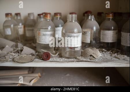 Nell'ospedale di Pripyat, in Ucraina, vicino alla centrale nucleare di Chernobyl, continua a decadere un vasto assortimento di medicinali, mobili e attrezzature mediche. Foto Stock