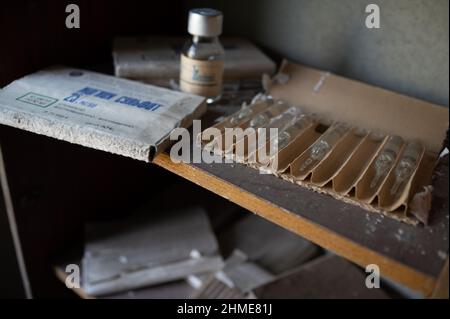 Nell'ospedale di Pripyat, in Ucraina, vicino alla centrale nucleare di Chernobyl, continua a decadere un vasto assortimento di medicinali, mobili e attrezzature mediche. Foto Stock