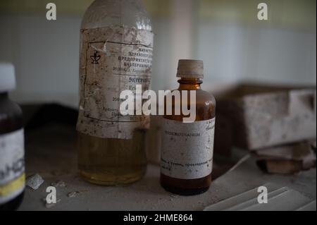 Nell'ospedale di Pripyat, in Ucraina, vicino alla centrale nucleare di Chernobyl, continua a decadere un vasto assortimento di medicinali, mobili e attrezzature mediche. Foto Stock