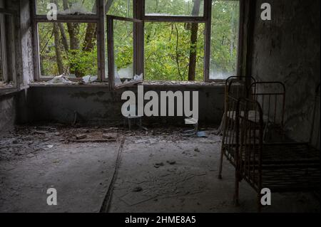 Un asilo nido in decadenza in un ospedale abbandonato a Pripyat, Ucraina, vicino alla centrale nucleare di Chernobyl. Foto Stock