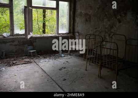 Un asilo nido in decadenza in un ospedale abbandonato a Pripyat, Ucraina, vicino alla centrale nucleare di Chernobyl. Foto Stock