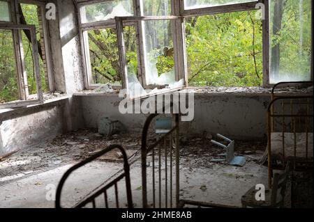 Un asilo nido in decadenza in un ospedale abbandonato a Pripyat, Ucraina, vicino alla centrale nucleare di Chernobyl. Foto Stock