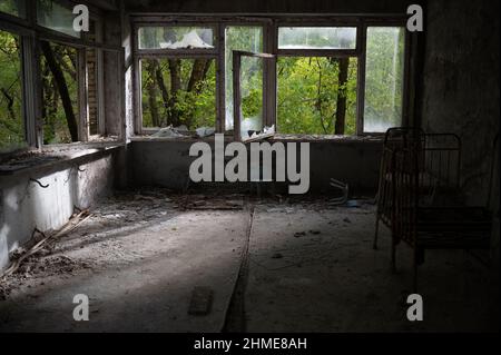 Un asilo nido in decadenza in un ospedale abbandonato a Pripyat, Ucraina, vicino alla centrale nucleare di Chernobyl. Foto Stock