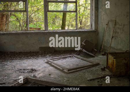 Un asilo nido in decadenza in un ospedale abbandonato a Pripyat, Ucraina, vicino alla centrale nucleare di Chernobyl. Foto Stock