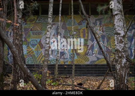 Un mosaico dettagliato su un grande magazzino abbandonato a Pripyat, Ucraina, vicino alla centrale nucleare di Chernobyl, è rimasto ben conservato. Foto Stock