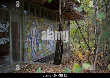 Un mosaico dettagliato su un grande magazzino abbandonato a Pripyat, Ucraina, vicino alla centrale nucleare di Chernobyl, è rimasto ben conservato. Foto Stock