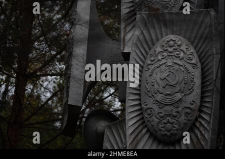 Il monumento dell'amicizia delle Nazioni a Pripyat, in Ucraina, vicino alla centrale nucleare di Cernobyl, mostra le insegne di tutte le nazioni sovietiche. Foto Stock