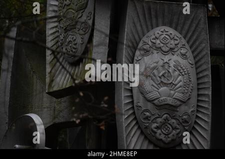 Il monumento dell'amicizia delle Nazioni a Pripyat, in Ucraina, vicino alla centrale nucleare di Cernobyl, mostra le insegne di tutte le nazioni sovietiche. Foto Stock