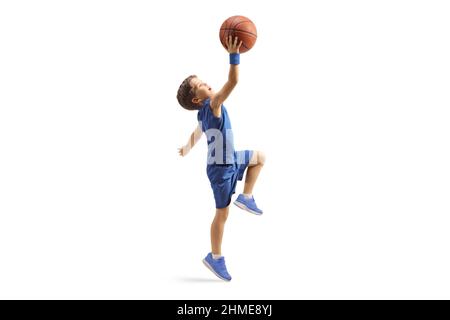 Scatto a tutto profilo di un ragazzo in una maglia blu che salta con una basket isolata su sfondo bianco Foto Stock