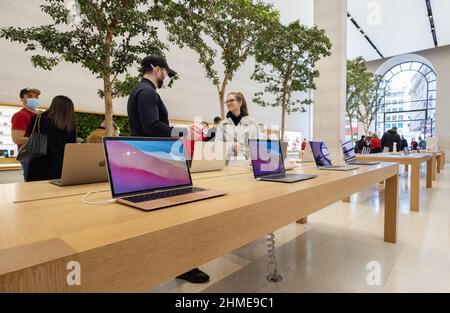 Apple Store interni; persone che acquistano computer Apple nel Regent Street Apple Store Londra UK Foto Stock