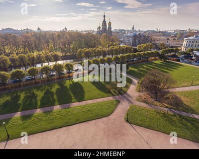 Russia, San Pietroburgo, veduta aerea della chiesa del Salvatore sul sangue al tramonto, cupole dorate, tetti della città, un campo panoramico di Marte, ombre Foto Stock