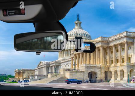 Guardando attraverso una dashcam auto installata su un parabrezza con vista del Campidoglio degli Stati Uniti, sede iconica del Congresso degli Stati Uniti, Foto Stock