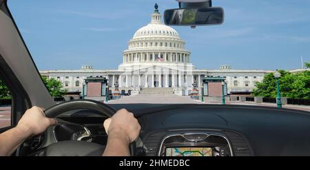 Guida di un'auto verso l'edificio del Campidoglio degli Stati Uniti, sede iconica del Congresso degli Stati Uniti, Washington DC, USA Foto Stock