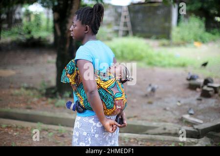 Madre e bambino in un ospedale sanitario e maternità in Sierra Leone. Foto Stock