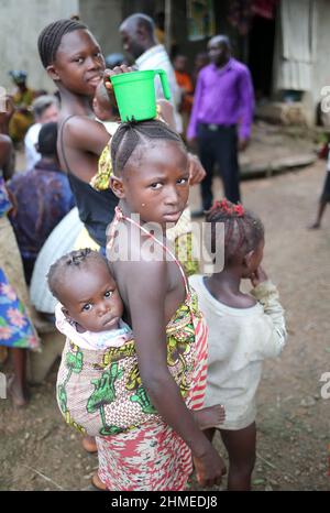 Madri e bambini in un ospedale sanitario e maternità in Sierra Leone. Foto Stock