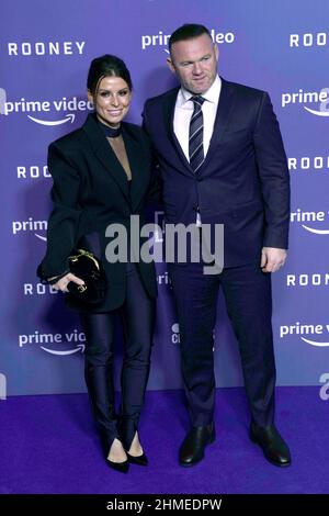 Wayne e Coleen Rooney arrivano per la prima mondiale di Rooney at Home di Amazon prime Video, 2 Tony Wilson Place, Manchester. Data foto: Mercoledì 9 febbraio 2022. Foto Stock