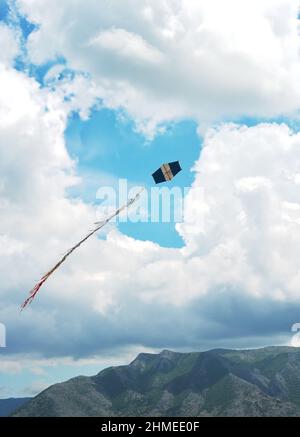Un aquilone che vola contro un cielo a forma di cuore Foto Stock