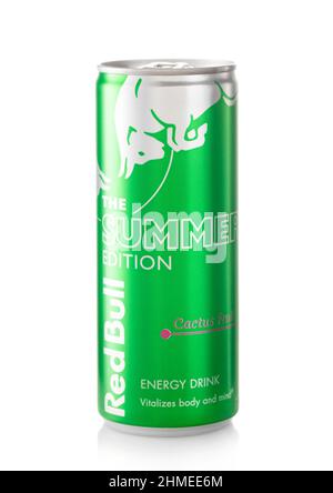 LONDRA,UK - 15 GENNAIO 2022: Red Bull Cactus Fruit ENERGY drink Summer Edition su bianco. Foto Stock