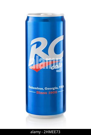 LONDRA,UK - 22 GENNAIO 2022: RC Cola in lattina di alluminio su sfondo bianco. Foto Stock