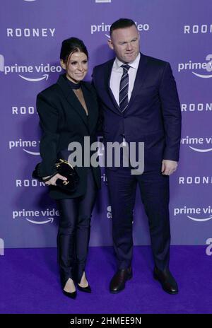 Wayne e Coleen Rooney arrivano per la prima mondiale di Rooney at Home di Amazon prime Video, 2 Tony Wilson Place, Manchester. Data foto: Mercoledì 9 febbraio 2022. Foto Stock