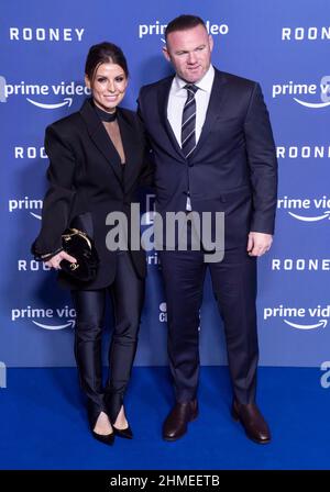 Wayne e Coleen Rooney arrivano per la prima mondiale di Rooney at Home di Amazon prime Video, 2 Tony Wilson Place, Manchester. Data foto: Mercoledì 9 febbraio 2022. Foto Stock