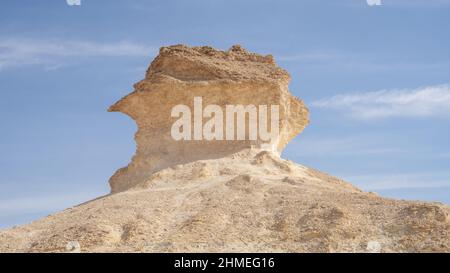 Zekreet ,Qatar- Dicembre 12,2021 : i rokcs calcarei a forma di funghi nel deserto zekreet. Foto Stock