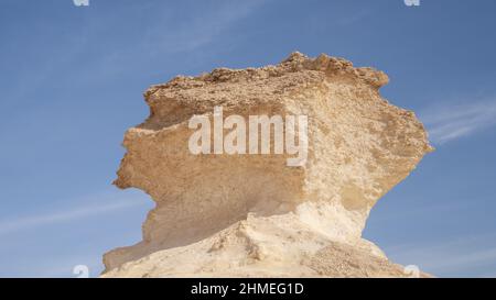 Zekreet ,Qatar- Dicembre 12,2021 : i rokcs calcarei a forma di funghi nel deserto zekreet. Foto Stock