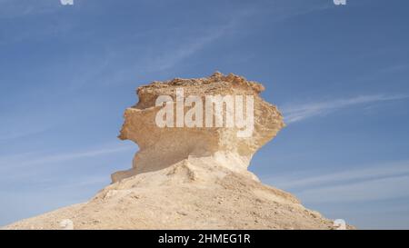 Zekreet ,Qatar- Dicembre 12,2021 : i rokcs calcarei a forma di funghi nel deserto zekreet. Foto Stock