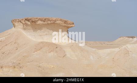 Zekreet ,Qatar- Dicembre 12,2021 : i rokcs calcarei a forma di funghi nel deserto zekreet. Foto Stock