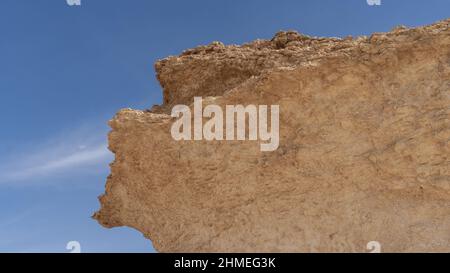 Zekreet ,Qatar- Dicembre 12,2021 : i rokcs calcarei a forma di funghi nel deserto zekreet. Foto Stock