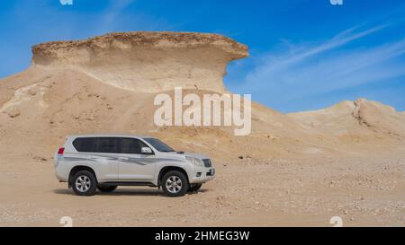 Zekreet ,Qatar- Dicembre 12,2021 : i rokcs calcarei a forma di funghi nel deserto zekreet. Foto Stock